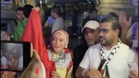 Wanda Hamidah menggenggam bendera Merah Putih dengan mata berkaca-kaca. Foto: Instagram @wandahamidahbsa