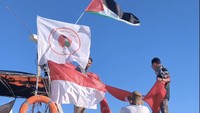 Bendera Merah Putih berkibar di kapal Kaiser yang akan berlayar menuju dan menembus blokade Gaza. Ini menjadi kapal terakhir yang akan berangkat dari Pelabuhan Sidi Bou Said dan akan bertemu dengan kapal-kapal lainnya yang sudah berlayar. Foto: Instagram @wandahamidahbsa