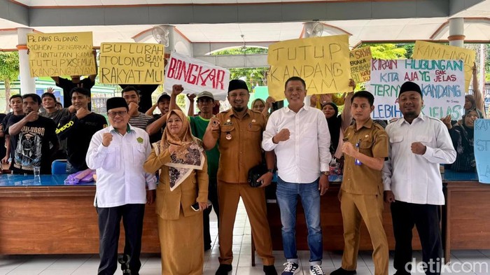 Warga bawa poster ke kecamatan Boureno Bojonegoro