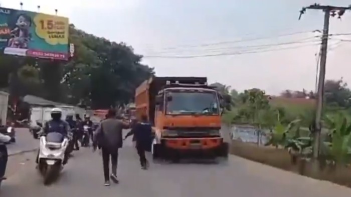 Warga kejar petugas dishub di Parung Panjang.