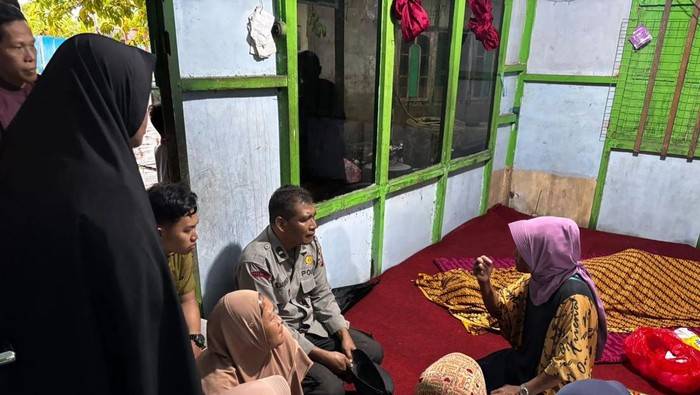 Warga Kubu Raya tewas tersambar petir saat berada di sawah.