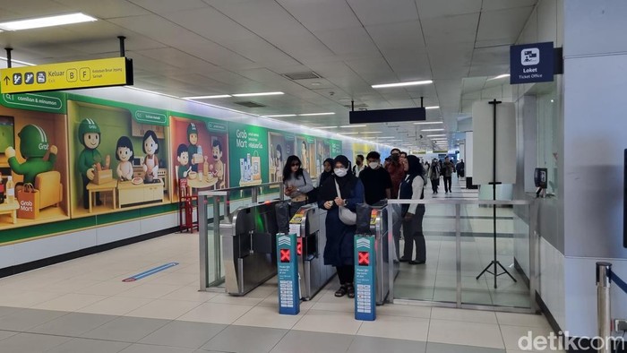 Warga naik MRT Jakarta saat tarif Rp 1