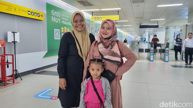 Warga naik MRT Jakarta saat tarif Rp 1