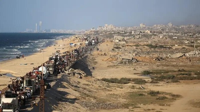 Displaced Palestinians move with their belongings southwards on a road in the Nuseirat refugee camp area in the central Gaza Strip following renewed Israeli evacuation orders for Gaza City on September 16, 2025. (AFP)