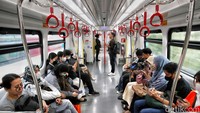 Kebijakan ini disambut antusias oleh masyarakat yang sejak pagi sudah memadati sejumlah stasiun LRT.