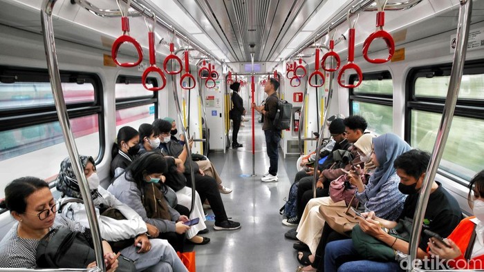 Warga Serbu LRT Jakarta, Hari Ini Tarifnya Cuma Rp1 Sejumlah penumpang menunggu rangkaian LRT Jakarta di Stasiun Velodrome, Jakarta Timur, Rabu (17/9/2025). Dalam rangka memperingati Hari Perhubungan Nasional (Harhubnas), LRT Jakarta memberikan promo spesial berupa tarif perjalanan hanya Rp1.