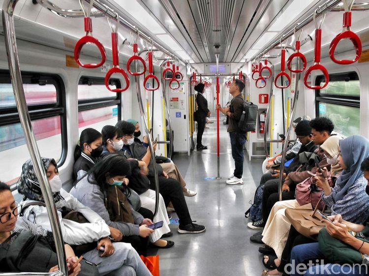 Warga Serbu LRT Jakarta, Hari Ini Tarifnya Cuma Rp1