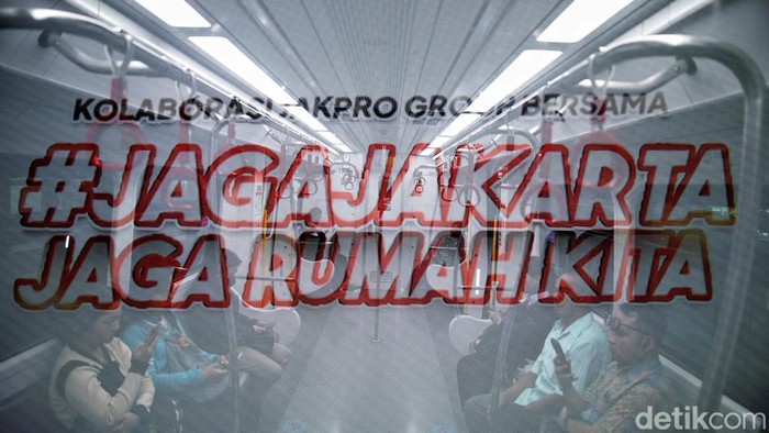 Warga Serbu LRT Jakarta, Hari Ini Tarifnya Cuma Rp1 Sejumlah penumpang menunggu rangkaian LRT Jakarta di Stasiun Velodrome, Jakarta Timur, Rabu (17/9/2025). Dalam rangka memperingati Hari Perhubungan Nasional (Harhubnas), LRT Jakarta memberikan promo spesial berupa tarif perjalanan hanya Rp1.