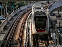 LRT Jabodebek Mogok Bikin Penumpang Jalan Kaki, KAI Buka Suara
