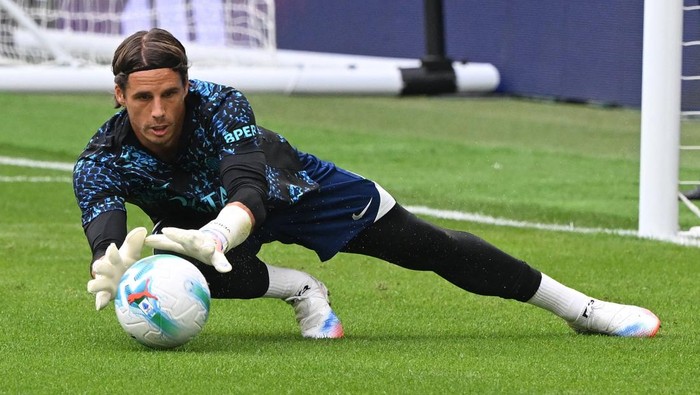 Soccer Football - Serie A - Juventus v Inter Milan - Allianz Stadium, Turin, Italy - September 13, 2025 Inter Milans Yann Sommer during the warm up before the match REUTERS/Alberto Lingria
