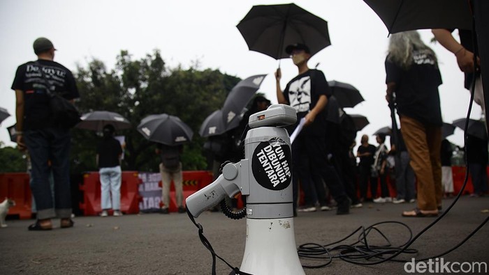 Sumarsih, ibunda korban Tragedi Semanggi I Wawan beserta aktivis Jaringan Solidaritas Korban untuk Keadilan (JSKK) mengikuti Aksi Kamisan di depan Istana Merdeka, Jakarta, Kamis (18/9/2025). Aksi kamisan ke-878 tersebut mengangkat tema 'Lima Tahun Penembakan Pendeta Yeremia: Pelanggaran HAM Terus Berulang'. Selain itu, terdapat sejumlah poster terkait pelanggaran HAM hingga hak tanah adat dan program PSN. Aksi yang menuntut komitmen pemerintah menegakkan HAM dan keadilan tersebut berlangsung damai.