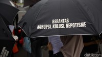 Poster-poster berisi isu pelanggaran HAM, hak tanah adat, hingga kritik terhadap program PSN turut mewarnai Aksi Kamisan. 