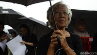 Sumarsih, ibunda korban Tragedi Semanggi I, mengikuti Aksi Kamisan ke-878 di depan Istana Merdeka, Jakarta, Kamis (18/9/2025).