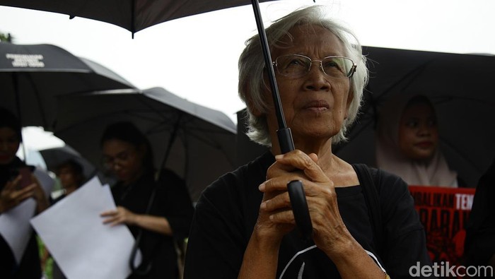 Aksi Kamisan ke-878, Tuntut Keadilan untuk Korban Pelanggaran HAM Sumarsih, ibunda korban Tragedi Semanggi I Wawan beserta aktivis Jaringan Solidaritas Korban untuk Keadilan (JSKK) mengikuti Aksi Kamisan di depan Istana Merdeka, Jakarta, Kamis (18/9/2025). Aksi kamisan ke-878 tersebut mengangkat tema 'Lima Tahun Penembakan Pendeta Yeremia: Pelanggaran HAM Terus Berulang'. Selain itu, terdapat sejumlah poster terkait pelanggaran HAM hingga hak tanah adat dan program PSN. Aksi yang menuntut komitmen pemerintah menegakkan HAM dan keadilan tersebut berlangsung damai.