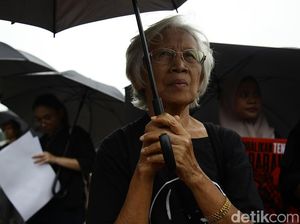 Video: Soeharto Jadi Pahlawan, Ini Tanggapan Ibu Sumarsih