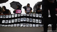 Aksi damai ini menjadi simbol konsistensi keluarga korban dan aktivis dalam menagih janji negara menuntaskan pelanggaran HAM. 