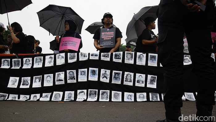 Sumarsih, ibunda korban Tragedi Semanggi I Wawan beserta aktivis Jaringan Solidaritas Korban untuk Keadilan (JSKK) mengikuti Aksi Kamisan di depan Istana Merdeka, Jakarta, Kamis (18/9/2025). Aksi kamisan ke-878 tersebut mengangkat tema 'Lima Tahun Penembakan Pendeta Yeremia: Pelanggaran HAM Terus Berulang'. Selain itu, terdapat sejumlah poster terkait pelanggaran HAM hingga hak tanah adat dan program PSN. Aksi yang menuntut komitmen pemerintah menegakkan HAM dan keadilan tersebut berlangsung damai.