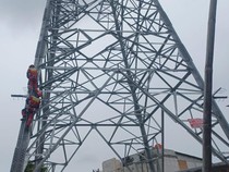 Video: Geger Pria Nekat Panjat Tower Sutet di Jakut Berujung Turun Sendiri
