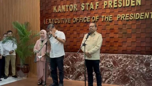 AM Putranto Menangis Saat Serah Jabatan KSP ke Qodari