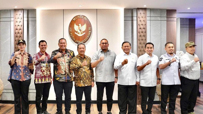 Andre Rosiade memfasilitasi pertemuan beberapa kepala daerah di Sumatra Barat (Sumbar) dengan Menteri Kelautan dan Perikanan (KP) Sakti Wahyu Trenggono. (Dok istimewa).