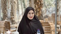 Terlepas dari isu tersebut, Angbeen terlihat menikmati perjalanan umrah ini. Bahkan ia tetap mencicipi berbagai makanan di Arab, salah satunya makan bakso di kebun kurma. Foto: Instagram @angbeenrishi