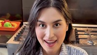 Salah satunya ini ketika wanita kelahiran 1997 itu menunjukkan kreasi donat viral buatannya. Menurut Angbeen, donat ini punya tekstur empuk dan enak. Foto: Instagram @angbeenrishi
