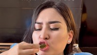 Adalagi momen saat wanita 28 tahun itu mencicipi cabe gendot yang juga sempat viral. Menurut Angbeen, cabe ini enak tetapi pedasnya memang menyengat! Foto: Instagram @angbeenrishi
