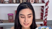 Cobain makanan viral lagi, kali ini pemain sinetron ‘Tarzan’ itu mencoba masak dan mukbang lalapan viral. Lalapannya terdiri dari wortel, okra, labu, buncis, sampai bayam yang dilengkapi sambal yang menggugah selera. Foto: Instagram @angbeenrishi