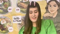 Dari hobi masak, Angbeen akhirnya membuka usaha warung makan sendiri. Namanya Warung Oyot, berlokasi di Menteng, Jakarta Pusat. Sebelum warungnya buka, ia pun sibuk membeli dan menyiapkan alat-alat makan dan masak yang akan dipakai. Foto: Instagram @angbeenrishi