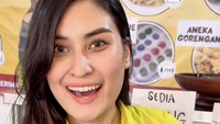 Sebelum resmi dibuka, Angbeen melakukan food tasting sambil menunjukkan live cooking masak salah satu menu yang akan dijual di warungnya. Berupa cumi poek atau cumi hitam yang ditumis dengan berbagai bahan. Foto: Instagram @angbeenrishi