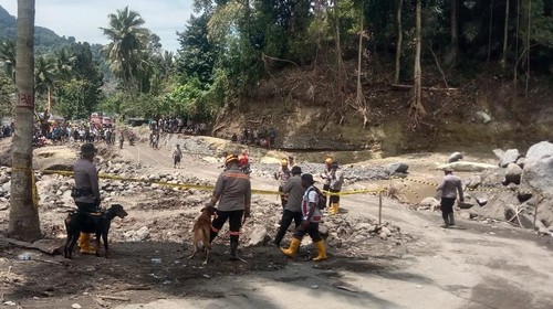 Polisi dengan anjing pelacak mencari tiga korban hanyut akibat banjir bandang di Desa Sawu, Kecamatan Mauponggo, Nagekeo, NTT, Kamis (18/9/2025). (Dok. Polsek Mauponggo)