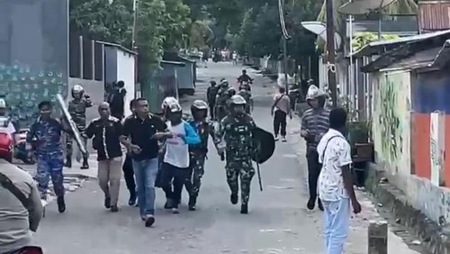 Aparat TNI-Polri saat mengamankan salah satu pemuda yang terlibat tawuran di Kecamatan Teluk Mutiara, Alor, NTT, Rabu (17/8/2025). (Tangkapan layar video)