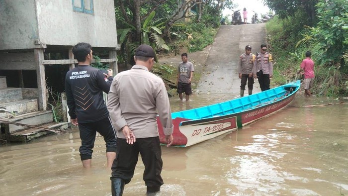 Banjir melanda sejumlah desa di Tanah Pinoh, Kabupaten Melawi.