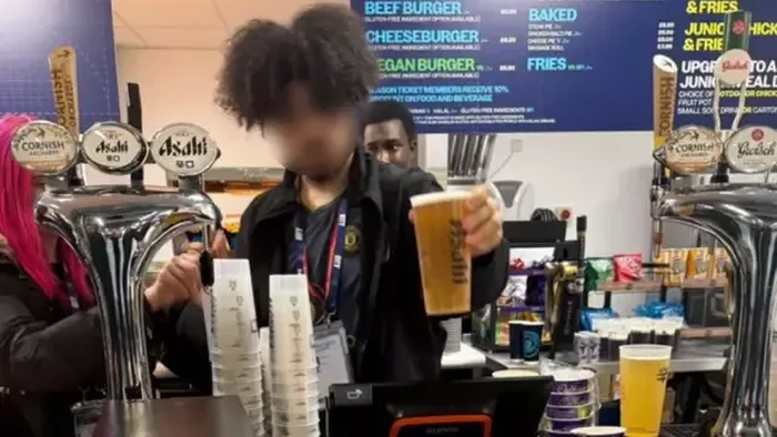 Viral! Pegawai Bar di Stadion Etihad Nekat Pakai Jersey Manchester United