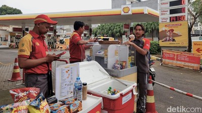 BBM Kosong, Pegawai SPBU Shell Beralih Dagang Snack di Pinggir Jalan