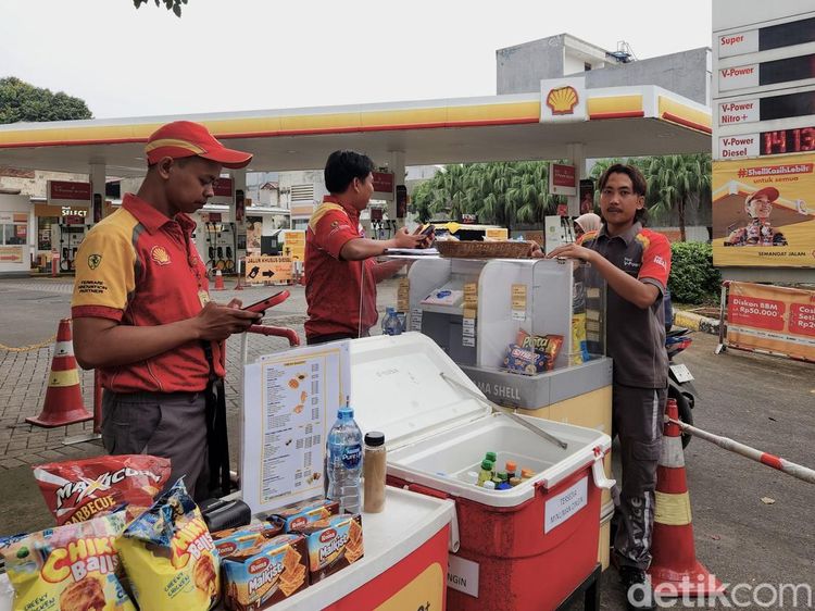 BBM Kosong, Pegawai SPBU Shell Beralih Dagang Snack di Pinggir Jalan