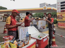 BBM Kosong, Pegawai SPBU Shell Beralih Dagang Snack di Pinggir Jalan