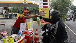 BBM Kosong, Pegawai SPBU Shell Beralih Dagang Snack di Pinggir Jalan