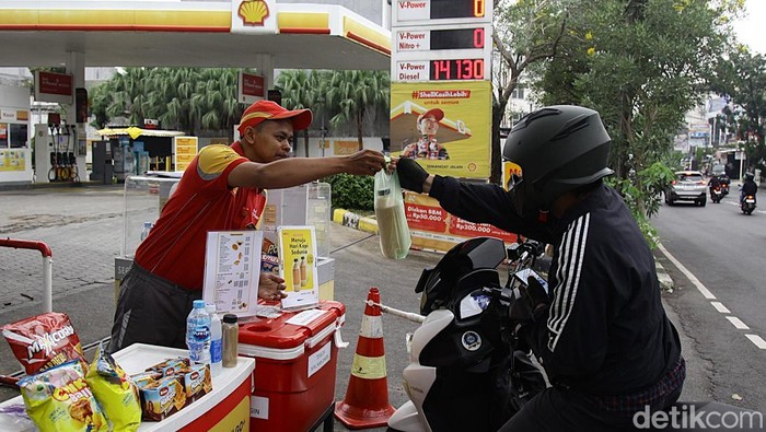 Pegawai SPBU Shell Radio Dalam melayani pembelian minuman di Jl Radio Dalam Raya, Jakarta Selatan, Kamis (18/9/2025).