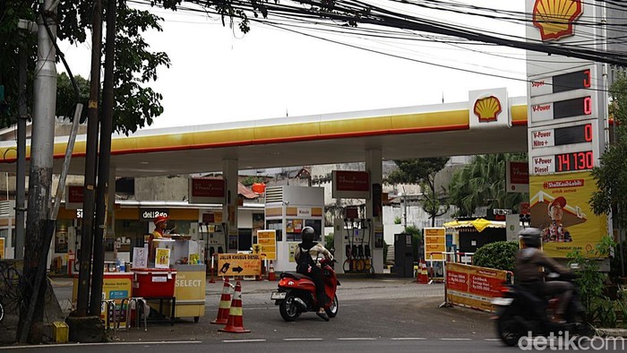 Pegawai SPBU Shell Radio Dalam melayani pembelian minuman di Jl Radio Dalam Raya, Jakarta Selatan, Kamis (18/9/2025).
