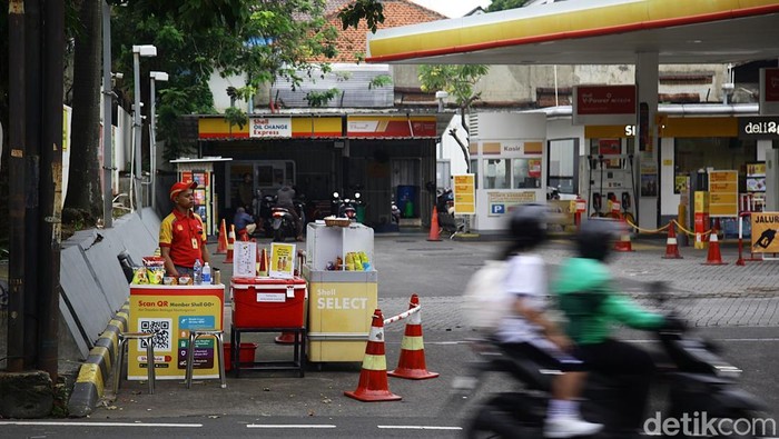 BBM Kosong, Pegawai SPBU Shell Beralih Dagang Snack di Pinggir Jalan Pegawai SPBU Shell Radio Dalam melayani pembelian minuman di Jl Radio Dalam Raya, Jakarta Selatan, Kamis (18/9/2025).