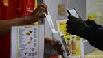 BBM Kosong, Pegawai SPBU Shell Beralih Dagang Snack di Pinggir Jalan