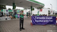 Petugas memberikan tanda bensin kosong di SPBU BP, Harapan Indah, Jakarta Timur, Kamis (18/9/2025). Kondisi serupa juga terlihat di sejumlah SPBU BP lain di Jakarta dan sekitarnya. 