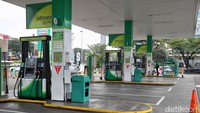 Menurut keterangan petugas, dua jenis bahan bakar andalan BP yakni BP 92 dan BP Ultimate sudah tidak tersedia sejak tiga minggu terakhir. Kekosongan ini membuat suasana SPBU sepi dan beberapa pompa tidak beroperasi. 