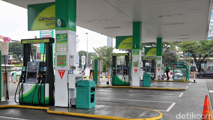 Sejumlah petugas memasang tanda bensin kosong di SPBU BP, Harapan Indah, Jakarta Timur, Kamis (18/9/2025). Kondisi serupa juga terlihat di sejumlah SPBU BP lain di Jakarta dan sekitarnya.