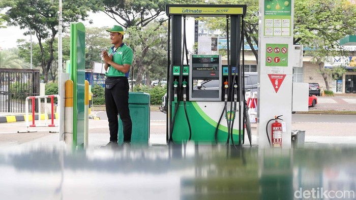 Sejumlah petugas memasang tanda bensin kosong di SPBU BP, Harapan Indah, Jakarta Timur, Kamis (18/9/2025). Kondisi serupa juga terlihat di sejumlah SPBU BP lain di Jakarta dan sekitarnya.