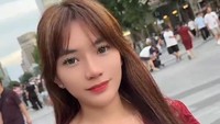 Berlliana Lovell mengaku gak suka berbelanja pakaian, sepatu, maupun tas. Belinya jepitan. Baju juga gak, kalau sudah habis banget baru beli, itu pun online. Kalung gak ganti-ganti, sudah 4 tahun ini, tuturnya. (Foto: dok Instagram berlliana.lovell)