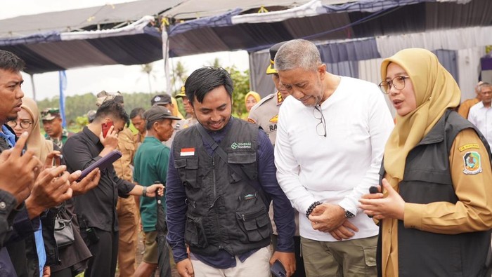 Bupati Banyuwangi Ipuk Fiestiandani hadir dalam kegiatan penenggelaman Fish Bank di Pantai Patoman Blimbingsari Banyuwangi.