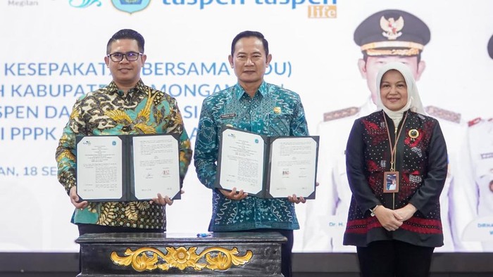 Bupati Lamongan Yuhronur Efendi saat penandatanganan MOU  dengan PT Asuransi Jiwa Taspen (Persero).