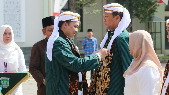 Bupati Pasuruan Rusdi Sutejo saat menyerahkan Anugerah Satyalancana Karya Satya kepada PNS.